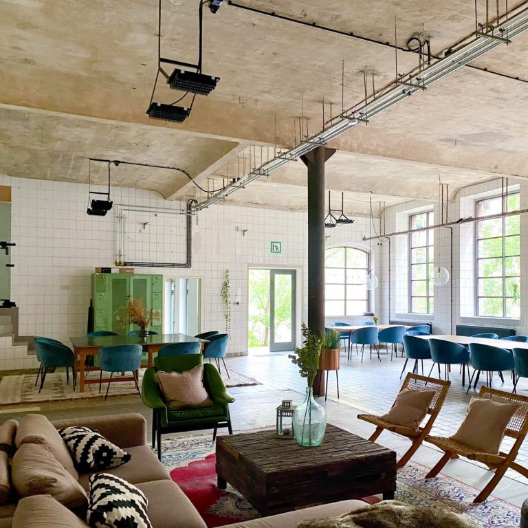 (C) Mario Sommer Heller, moderner Raum mit stilvollen Möbeln, Pflanzen und großen Fenstern.