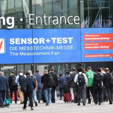 (c) Sensor+Test Menschenmenge am Eingang zur SENSOR+TEST Messe für Messtechnik.