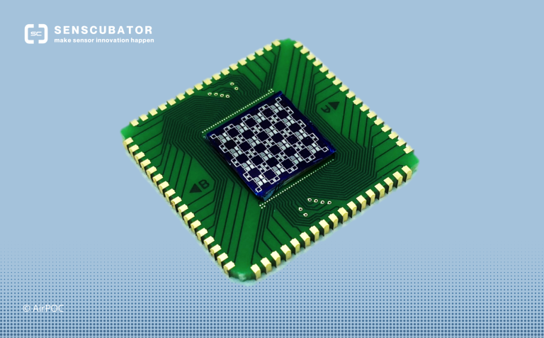 Grüner Mikrochip mit quadratischem Design und zahlreichen Anschluss-Pins.