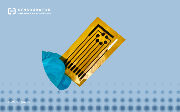 Set von medizinischen Instrumenten auf goldenem Hintergrund mit blauem Schutzbezug.