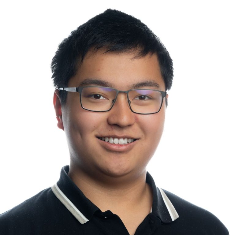 (c) Dejian Zhou Junger Mann mit Brille und schwarzem Polohemd, lächelt freundlich.